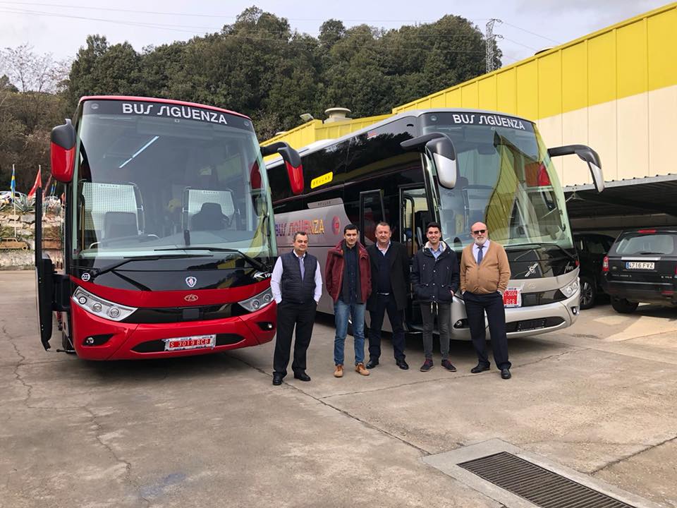 Dos generaciones de la familia Siguenza, recogen en Beulas 2 nuevos buses